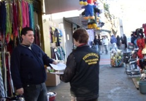 Fiscais da prefeitura saem às ruas para orientar comerciantes do Jardim Alvorada sobre uso de calçadas